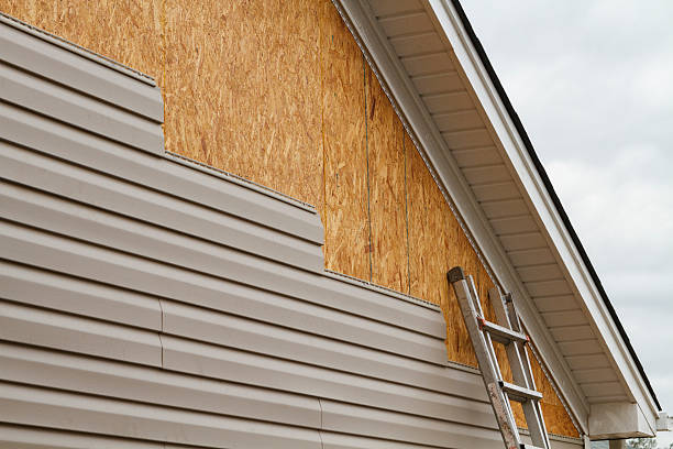 Professional Vinyl Siding technician working in Middletown, IN